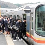 通学の足としてＪＲ姫新線を利用する佐用高校の生徒たち＝佐用駅