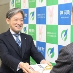 神河町の山名宗悟町長（右）に目録を渡すエコリングの桑田一成社長＝神河町寺前
