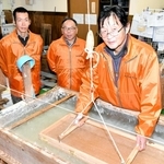 県文化賞を受けた皆田和紙保存会の山本幹雄会長（右）ら＝皆田和紙紙すき文化伝承館