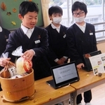 城下町のこうじ専門店で造られたみそについて発表する児童＝たつの市龍野町上霞城（龍野小学校提供）