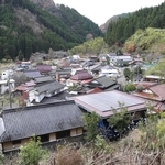 災害時、孤立する恐れのある関地区。山に囲まれた地域で７世帯が暮らす＝姫路市安富町関（撮影・辰巳直之）