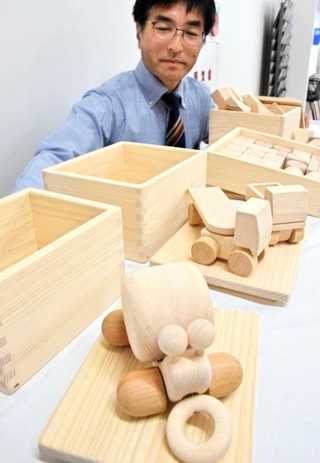 県内産の木材を使ったおもちゃ。手ざわりの良さが特徴＝たつの市役所