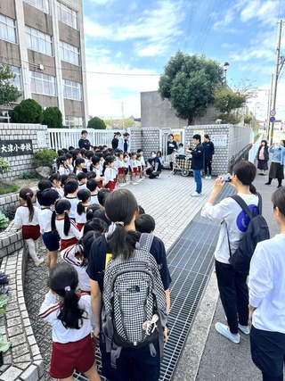 南海トラフ地震の発生を想定し、南大津小学校まで避難の動きを実践した園児たち＝姫路市大津区真砂町（専徳寺保育園提供）