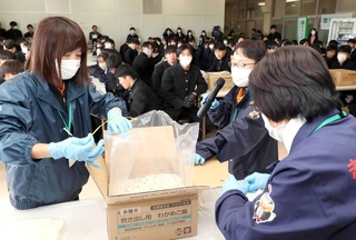 アルファ化米の調理法を高校生に説明する「赤穂防災士の会」のメンバー＝赤穂高校（撮影・辰巳直之）