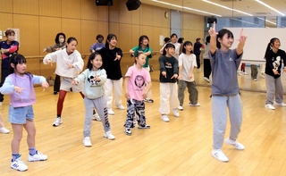 手話を解説しながら行われた模擬練習会＝加西市北条町北条