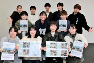 赤穂市内の飲食店を取材して、バリアフリーマップを作成した関西福祉大学の学生＝赤穂市新田
