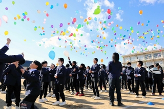 色とりどりの風船を空へ放つ児童＝たつの市御津町釜屋