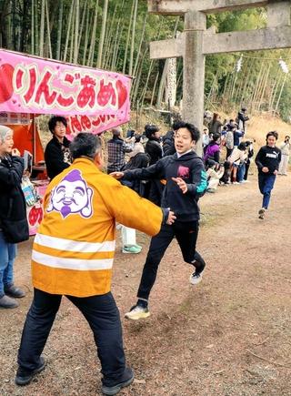 ２０２４年の「子福ちゃん決定戦」。高学年部門では多可町の６年生が一番福となった＝福崎町西田原