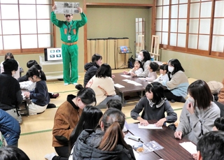防災士の指導で、簡易的なマスク作りに挑戦する子どもたち＝赤穂市古浜町