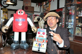 阪神・淡路大震災で壊れたおもちゃを展示する鈴原義経館長＝赤穂市上仮屋北