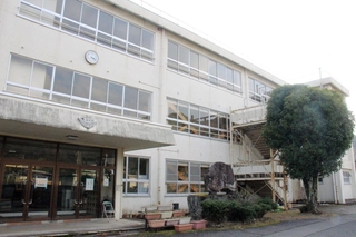 跡地活用の事業提案を募っている旧鶴居中学校の校舎＝市川町神崎