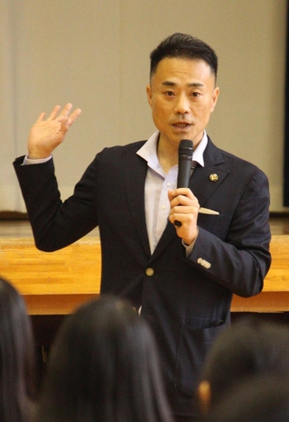 母校の後輩に「有事に自ら動く意識を持って」と呼びかける河野通船さん＝神崎高校