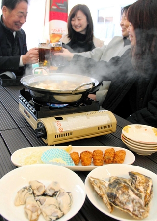 赤穂市産のカキを温かい鍋や蒸し焼きで食べられる山陽百貨店の店舗＝姫路市南町