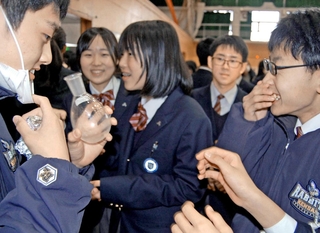恐る恐るカメムシの香り成分を確かめる生徒たち＝上郡町光都３、県立大付属中学校