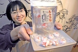 血管をリアルに再現した尻子玉飴＝福崎町西田原