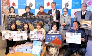 赤穂雲火焼と赤穂緞通の作家が集まったガイドマップの完成披露会＝赤穂市役所