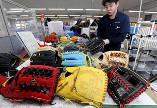 「球春」を前に仕上げられる色とりどりのグラブ＝ミズノテクニクス波賀工場（撮影・辰巳直之）