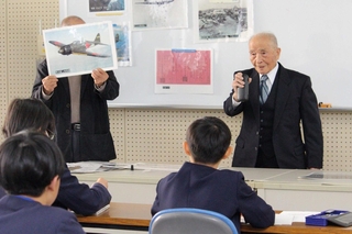 戦争の記憶を語る堀尾幸二さん＝市川町鶴居