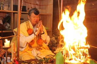 平和や人々の健康を祈る松岡嘉男さん＝神積寺