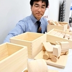 県内産の木材を使ったおもちゃ。手ざわりの良さが特徴＝たつの市役所