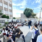 南海トラフ地震の発生を想定し、南大津小学校まで避難の動きを実践した園児たち＝姫路市大津区真砂町（専徳寺保育園提供）