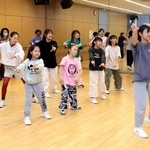 手話を解説しながら行われた模擬練習会＝加西市北条町北条