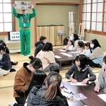 防災士の指導で、簡易的なマスク作りに挑戦する子どもたち＝赤穂市古浜町
