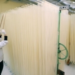 長いはしで均等にほぐされ、乾燥されるそうめん＝姫路市安富町名坂