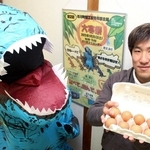 レースで出走する恐竜とともに大寒祭をＰＲする市川町商工会青年部の田隅博也部長＝市川町西川辺