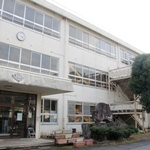 跡地活用の事業提案を募っている旧鶴居中学校の校舎＝市川町神崎