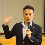 母校の後輩に「有事に自ら動く意識を持って」と呼びかける河野通船さん＝神崎高校