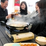 赤穂市産のカキを温かい鍋や蒸し焼きで食べられる山陽百貨店の店舗＝姫路市南町