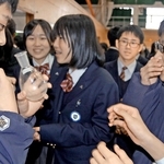 恐る恐るカメムシの香り成分を確かめる生徒たち＝上郡町光都３、県立大付属中学校