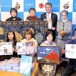 赤穂雲火焼と赤穂緞通の作家が集まったガイドマップの完成披露会＝赤穂市役所