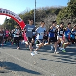 号砲を合図に一斉にスタートするハーフマラソンの選手たち＝御津運動場