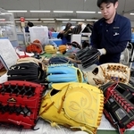 「球春」を前に仕上げられる色とりどりのグラブ＝ミズノテクニクス波賀工場（撮影・辰巳直之）