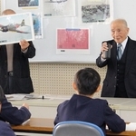 戦争の記憶を語る堀尾幸二さん＝市川町鶴居