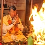 平和や人々の健康を祈る松岡嘉男さん＝神積寺