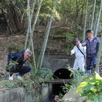 山中を通る水路の様子を確認する西光寺野土地改良区のメンバー＝市川町西田中