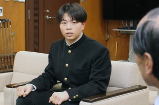 大会への抱負を語る柴田周明さん＝市川町役場