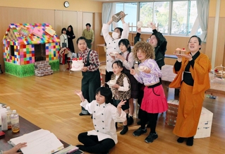 公演に向けて練習に励む「劇団アルティスタ」＝赤穂市尾崎