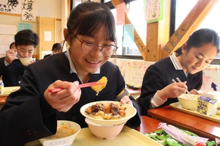 無農薬、無化学肥料で栽培されたサツマイモを食べる児童＝神河町粟賀町、神崎小学校