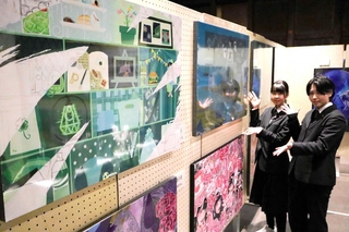 古いしょうゆ蔵に展示される龍野北高生の絵画作品＝たつの市龍野町上川原