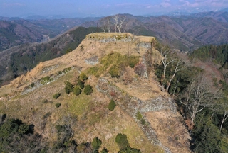山の頂上に石垣が数多く残る山城の利神城跡（小型無人機で撮影）＝２０２０年、佐用町平福
