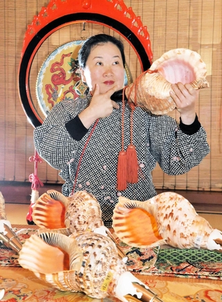 「日本法螺貝コンテスト！」で３位に入った宮本明子さん＝宍粟市山崎町上比地、ほら貝カフェ宮雅