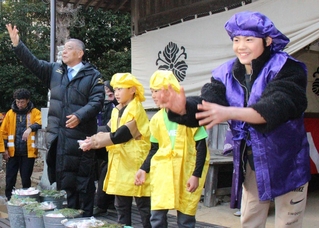 掛布雅之さんと餅をまく子福ちゃん＝福崎町西田原