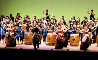 出演者全員で合奏したフィナーレ＝山崎文化会館