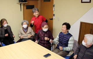 利用者らと手足を動かしながらしりとりをする藤原洋子さん（左から３人目）＝神河町猪篠