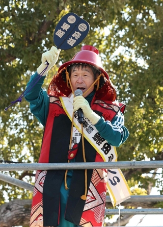 黒田官兵衛になりきりランナーを鼓舞する間寛平さん＝姫路市本町（撮影・小林良多）