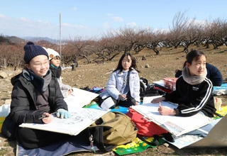 早春の梅林で写生に挑戦する子どもたち＝綾部山梅林